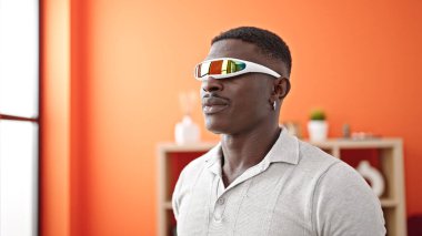 Gerçek gözlük takan, ciddi yüzlü Afro-Amerikan bir adam.