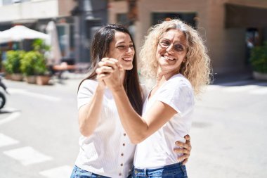 Sokakta dans eden iki kadın anne ve kız.