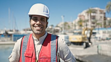 Sokakta kendine gülen genç İspanyol mimar.