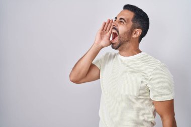 Arka planda sakallı İspanyol bir adam el ele tutuşmuş bağırıyor ve bağırıyordu. iletişim konsepti. 