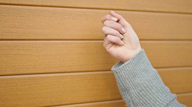 Genç sarışın kadın izole edilmiş ahşap arka planda kapıyı kırdı.