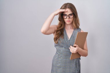 Kafkas kadın gözlük takıyor ve iş kıyafetleri giyiyor. Alnındaki bir sorun yüzünden endişeli ve stresli. Kriz için endişeli. 