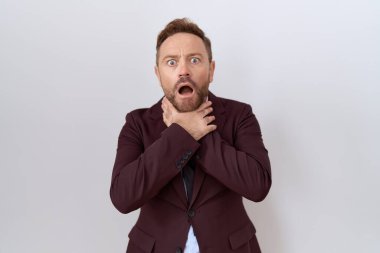 Orta yaşlı, sakallı ve kravatlı bir iş adamı boğularak can çekişiyor. Sağlık problemi. Boğulma ve intihar konsepti. 