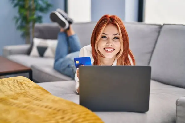 Ung Kaukasisk Kvinna Som Använder Laptop Och Kreditkort Ligger Soffan — Stockfoto