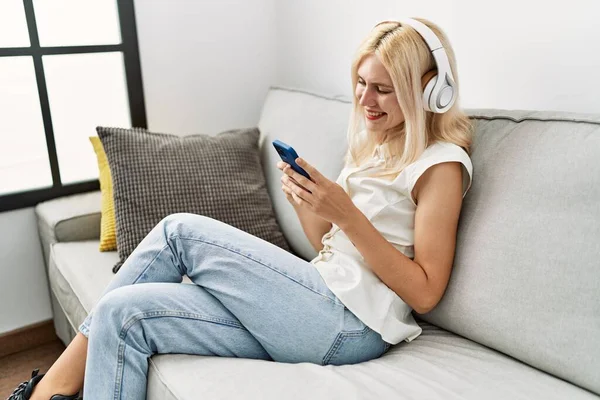 Young Blonde Woman Listening Music Sitting Sofa Home — Stok Foto