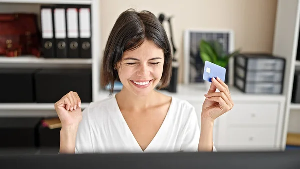 Ung Vacker Latinamerikansk Kvinna Företagare Som Använder Dator Och Kreditkort — Stockfoto