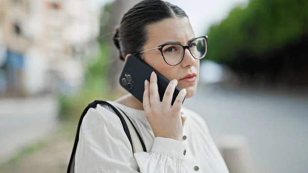 Ung Vacker Latinamerikansk Kvinna Talar Telefon Gatan — Stockfoto