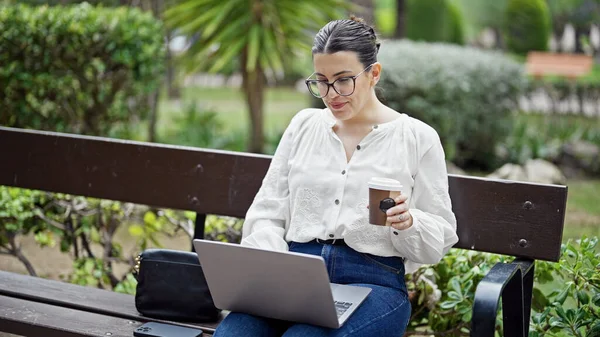 Genç Güzel Spanyol Kadın Dizüstü Bilgisayar Kullanıyor Bankta Oturuyor Parkta — Stok fotoğraf