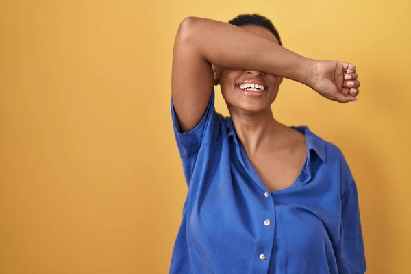 Donna Afroamericana Piedi Sopra Sfondo Giallo Che Copre Gli Occhi — Foto Stock
