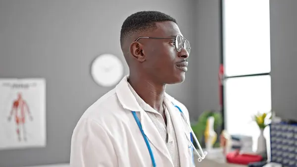 Африканский Врач Американец Серьезным Выражением Лица Клинике — стоковое фото
