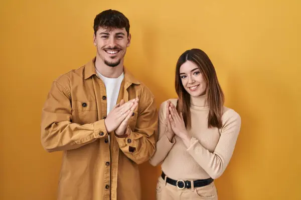 Young Hispanic Couple Standing Yellow Background Clapping Applauding Happy Joyful — Stock Photo, Image
