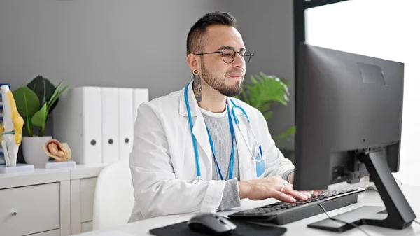 Latynoski Lekarz Korzystający Komputera Pracującego Klinice — Zdjęcie stockowe