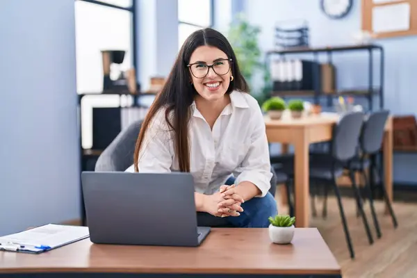 Ung Latinamerikansk Kvinna Företagare Använder Bärbar Dator Som Arbetar Kontoret — Stockfoto