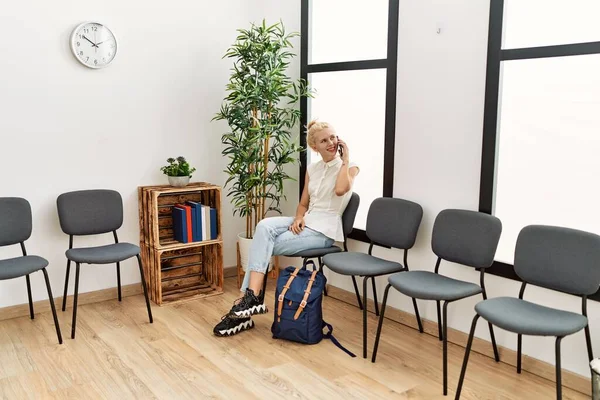 Mujer Rubia Joven Hablando Teléfono Inteligente Sentado Silla Sala Espera —  Fotos de Stock