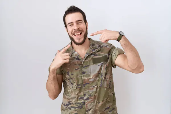 Joven Hombre Hispano Vistiendo Uniforme Camuflaje Ejército Sonriendo Alegre Mostrando — Foto de Stock