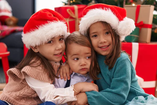 Grupo Niños Abrazándose Unos Otros Sentados Suelo Por Árbol Navidad — Foto de Stock