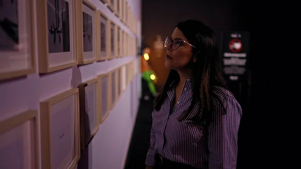Молодая Красивая Латиноамериканка Смотрит Художественную Выставку — стоковое фото