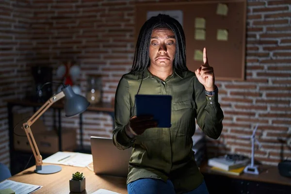 Mladý Africký Američan Copánky Pracuje Kanceláři Noci Ukazuje Nahoru Smutný — Stock fotografie