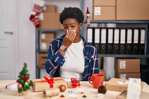 Afro Amerikaanse Vrouw Werkt Bij Kleine Bedrijven Doen Kerstversiering Ruiken — Stockfoto