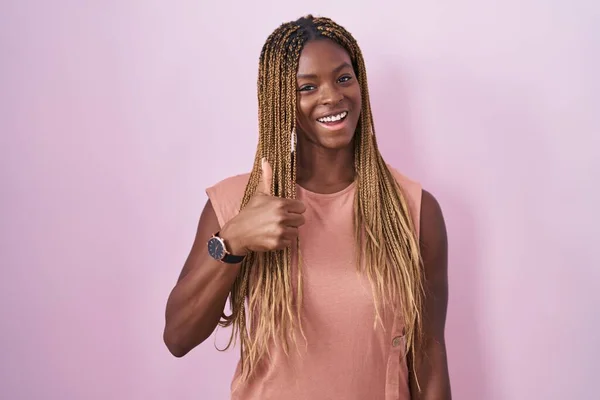 Африканская Американка Плетеными Волосами Стоящая Розовом Фоне Делающая Счастливый Жест — стоковое фото