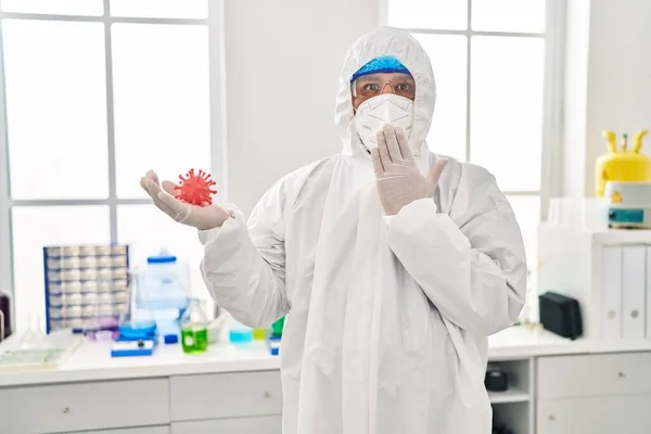 Jeune Homme Hispanique Travaillant Laboratoire Scientifique Tenant Jouet Virus Couvrant — Photo