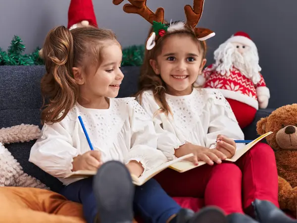 Dos Niños Escribiendo Cuaderno Sentado Sofá Por Decoración Navidad Casa —  Fotos de Stock