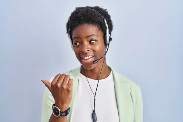 Mujer Afroamericana Con Auriculares Agente Call Center Sonriendo Con Cara —  Fotos de Stock