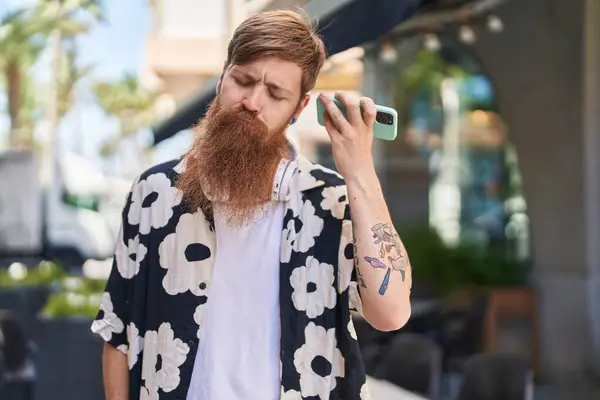 Jovem Ruiva Homem Ouvindo Mensagem Áudio Pelo Smartphone Sthe Rua — Fotografia de Stock