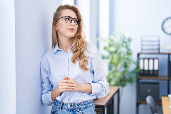 Young Blonde Woman Business Worker Standing Relaxed Expression Office — 스톡 사진