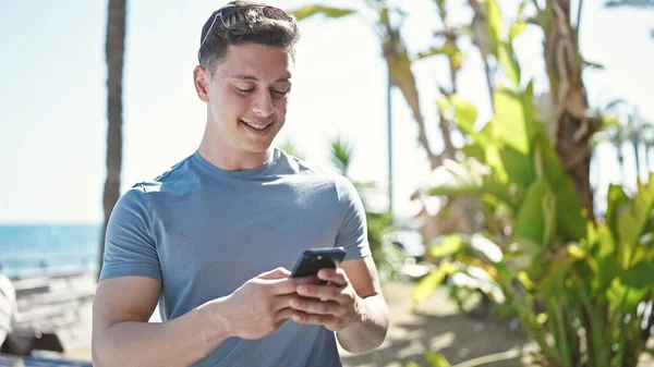 Young Hispanic Man Tourist Smiling Confident Using Smartphone Seaside — Stock Photo, Image