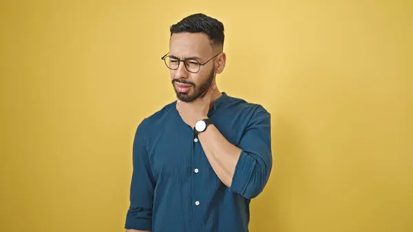 Young Hispanic Man Sore Throat Isolated Yellow Background — Stock Photo, Image