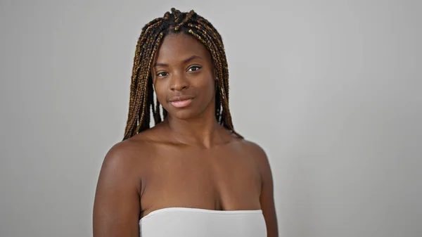 Afroamerikanerin Steht Mit Ernstem Gesicht Vor Isoliertem Weißen Hintergrund — Stockfoto