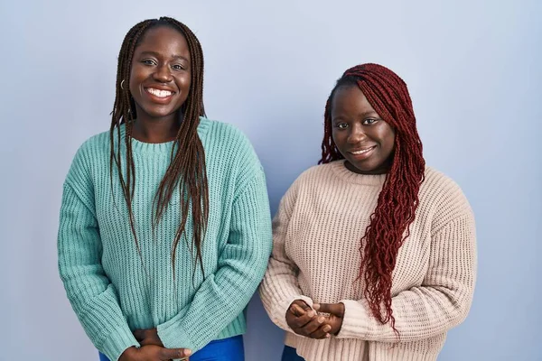 Deux Femmes Africaines Debout Sur Fond Bleu Avec Les Mains — Photo