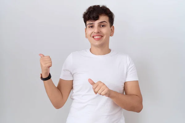 Jeune Homme Non Binaire Portant Shirt Blanc Décontracté Pointant Vers — Photo