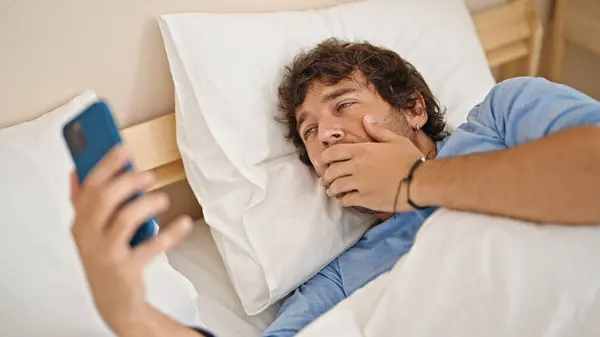 Junger Hispanischer Mann Mit Smartphone Bett Liegend Müde Schlafzimmer — Stockfoto