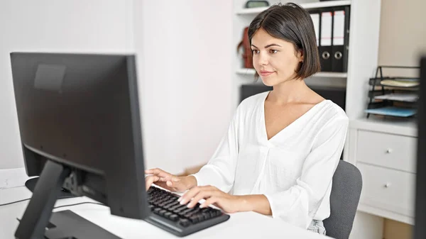 Junge Schöne Hispanische Geschäftsfrau Arbeitet Mit Dem Computer Büro — Stockfoto