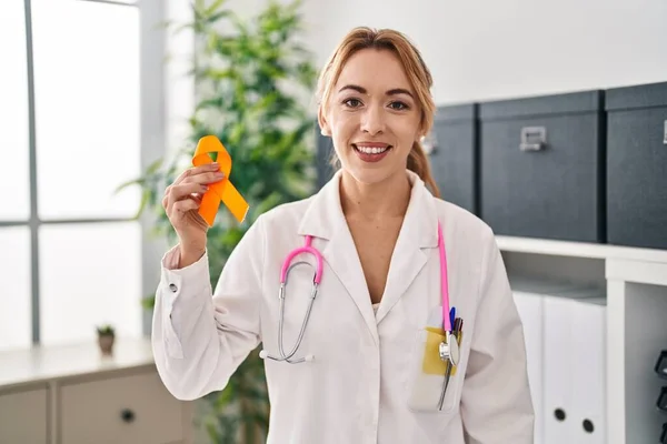 Médico Hispano Mujer Sosteniendo Conciencia Naranja Cinta Buscando Positivo Feliz — Foto de Stock