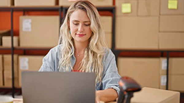 Ofiste Dizüstü Bilgisayar Kullanan Genç Sarışın Bir Kadını — Stok fotoğraf