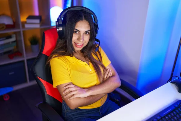 Young Beautiful Arab Woman Streamer Smiling Confident Sitting Arms Crossed — Stock Photo, Image