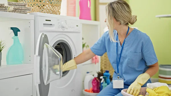 Ung Blond Kvinna Professionell Renare Rengöring Tvättmaskin Tvättstuga — Stockfoto