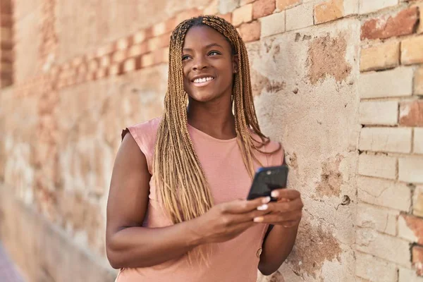 Mujer Afroamericana Sonriendo Confiada Usando Teléfono Inteligente Sobre Fondo Piedra — Foto de Stock