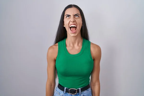 Young Woman Standing Isolated Background Angry Mad Screaming Frustrated Furious — Photo