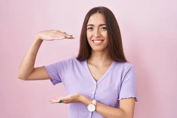 Young Hispanic Woman Long Hair Standing Pink Background Gesturing Hands — Stock Photo, Image
