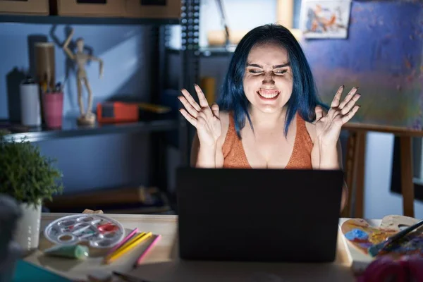 Junges Modernes Mädchen Mit Blauen Haaren Sitzt Nachts Mit Laptop — Stockfoto