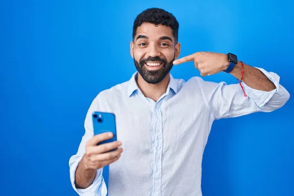 Hombre Hispano Con Barba Usando Mensaje Escritura Teléfonos Inteligentes Sonriendo — Foto de Stock