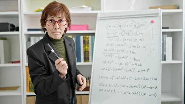Maestra Hispana Madura Enseñando Matemáticas Universidad Biblioteca —  Fotos de Stock