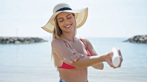 Młoda Blondynka Turystka Bikini Kremem Opalania Plaży — Zdjęcie stockowe