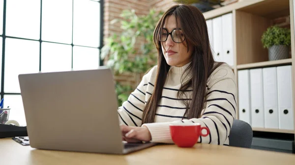 Young Beautiful Hispanic Woman Business Worker Using Laptop Office — Stock Photo, Image