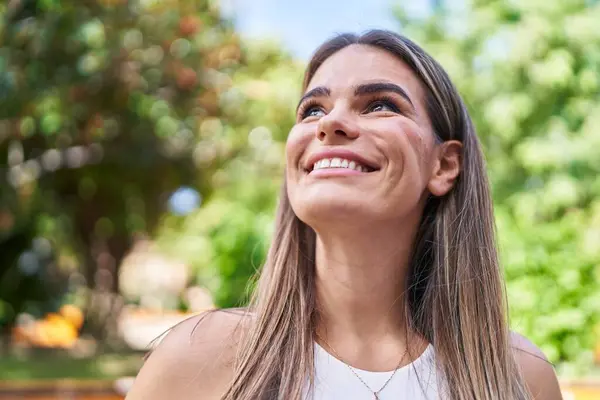 Young Beautiful Hispanic Woman Smiling Confident Looking Sky Park — Foto de Stock