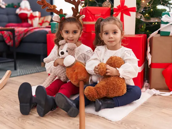 Dos Niños Sosteniendo Oso Peluche Sentado Suelo Por Árbol Navidad —  Fotos de Stock
